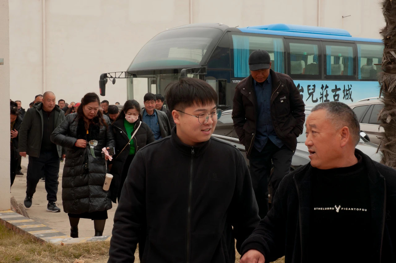共望未來(lái)，譜合作新篇：福農(nóng)農(nóng)資團(tuán)隊(duì)蒞臨新鄉(xiāng)中電、弗思特進(jìn)行參觀(guān)考察。